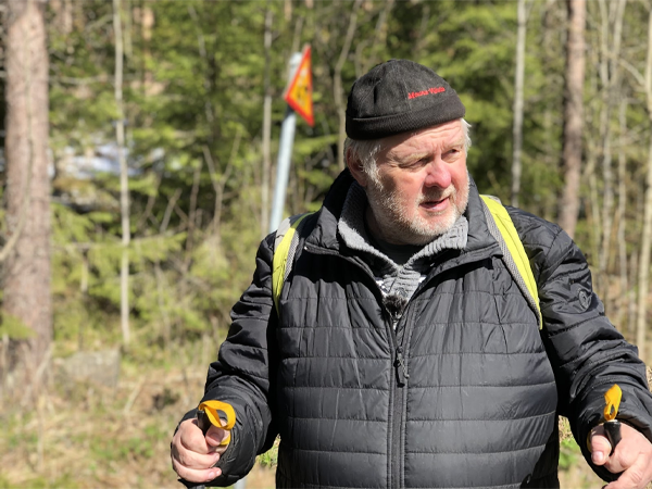 Jarmo Pihlavamäki metsäretkellä. Metsäretki tekee hyvää jokaiselle.